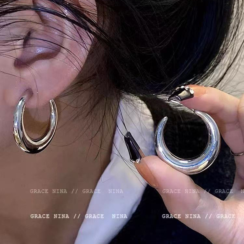 Anillo de metal francés aretes de anillo simple aretes de aretes nuevos estilos de estilo estilo estilo estilo de diseño de nicho temperamento único aretes de mujer cara pequeña