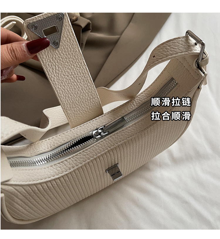 The 2025 new underarm bag for women is a simple and versatile single-shoulder crossbody bag. It is a popular and niche designer crescent-shaped women's bag Application Scenario