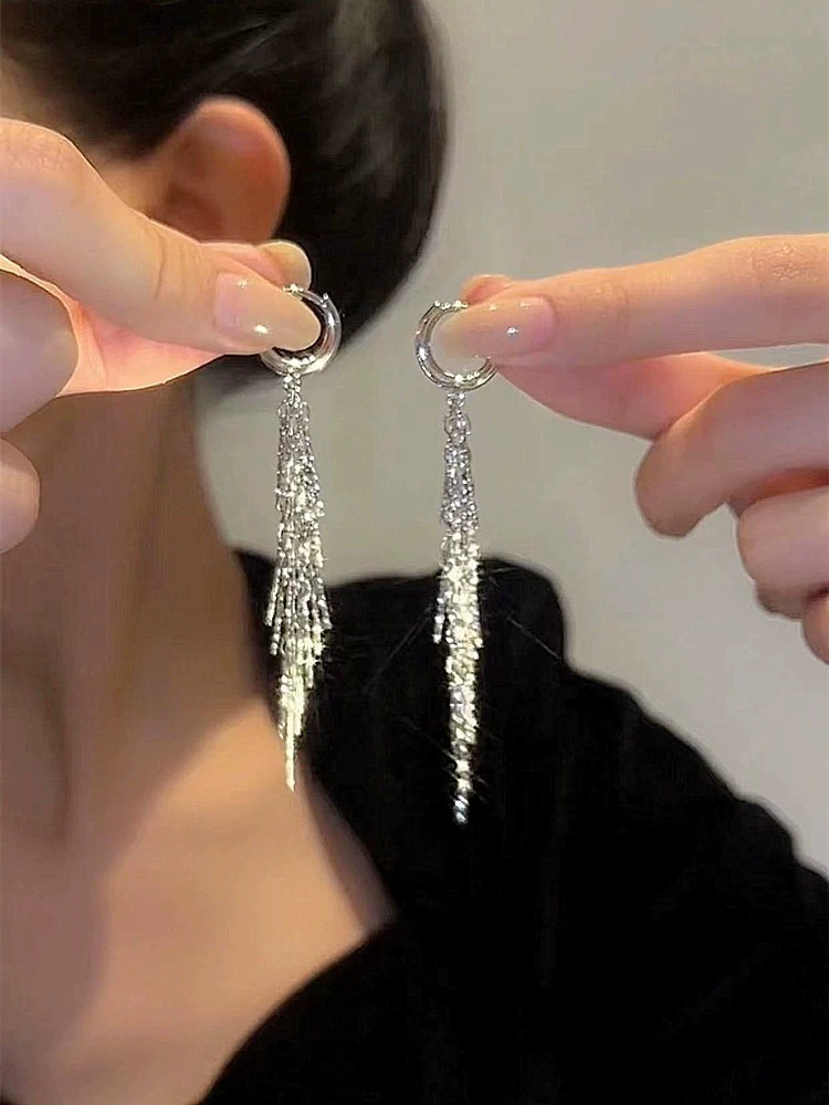 Сережки с кисточкой, маленький серебряный дизайн, тренд легкой роскоши 2025, капля 5 см