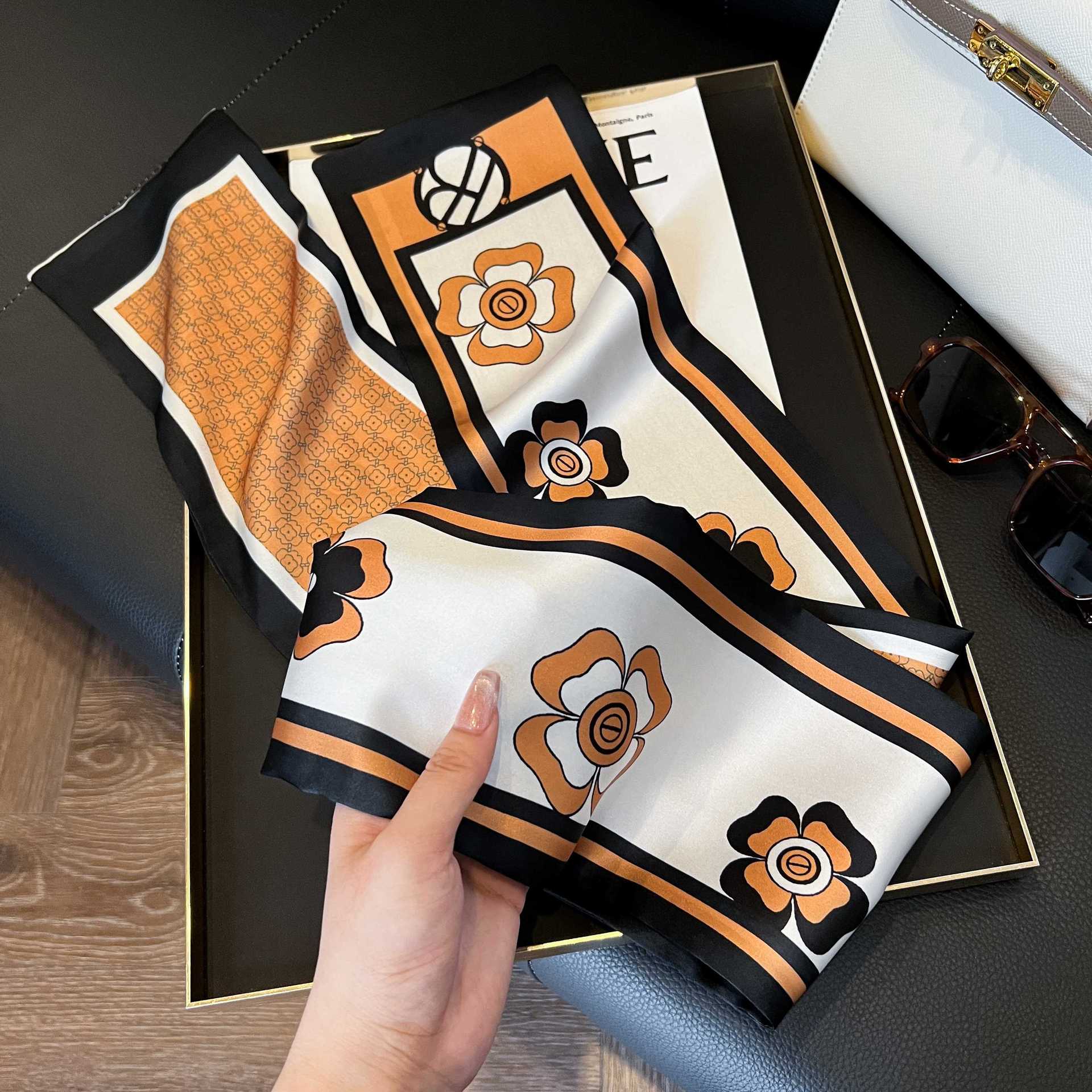 Nueva bufanda de seda pequeña banda larga estrecha para el cabello mujer estilo primavera y otoño moda madre bufanda estilo verano estilo fino serpentina bufanda al por mayor