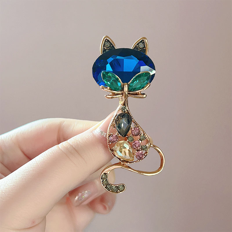 European and American Luxury Sapphire Cat Brooch High-grade Rhinestone Animal Corsage Pressure Flap Clothing Anti-running Light Buckle Pin