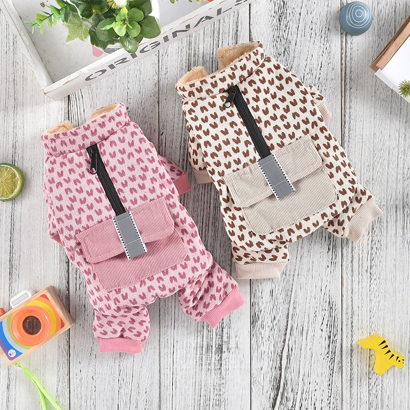 Собачья одежда завернута в хлопчатобумажную одежду