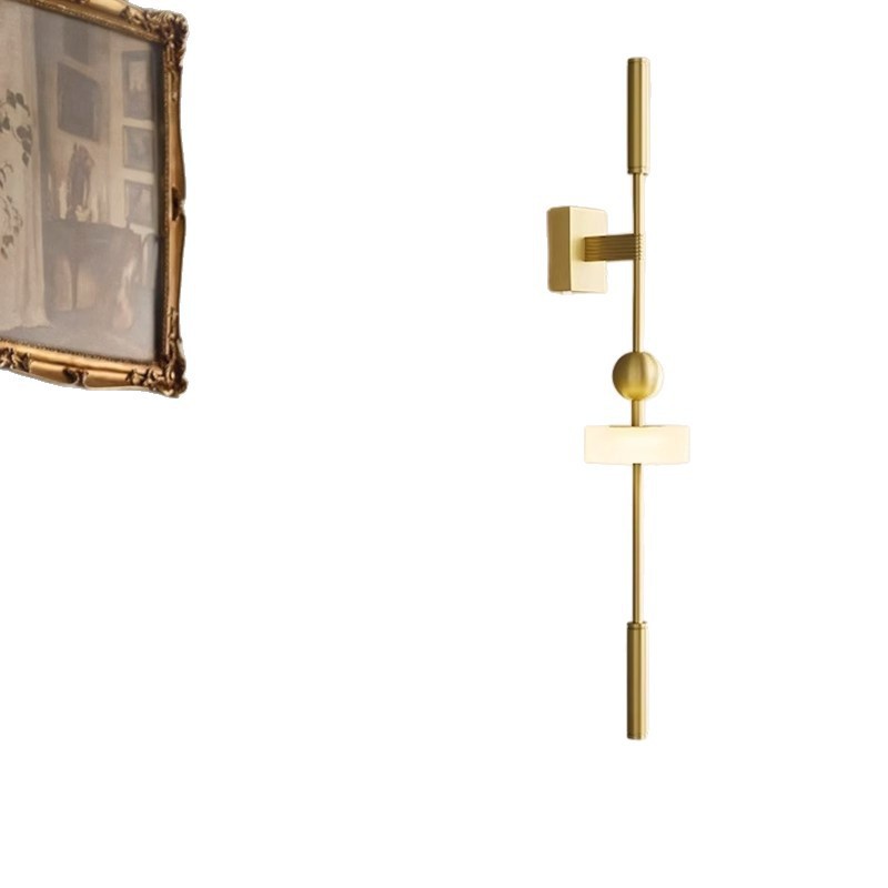 lámpara de pared roja de cobre larga lámpara de pared de sala de estar tipo cama completa lámpara de pared inteligente simple dormitorio lujoso fondo de red de fondo pared de fondo significa alto