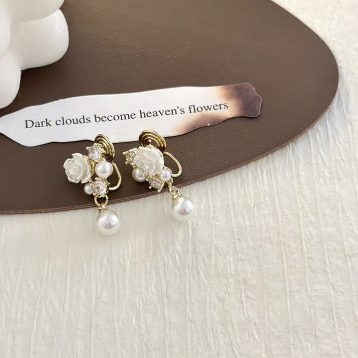 2025 nuevo estilo flor borla sin agujeros para las orejas placa de incienso para mosquitos pinzas para las orejas para las mujeres, pendientes de lujo ligero de alta calidad, pinzas para las orejas indoloras