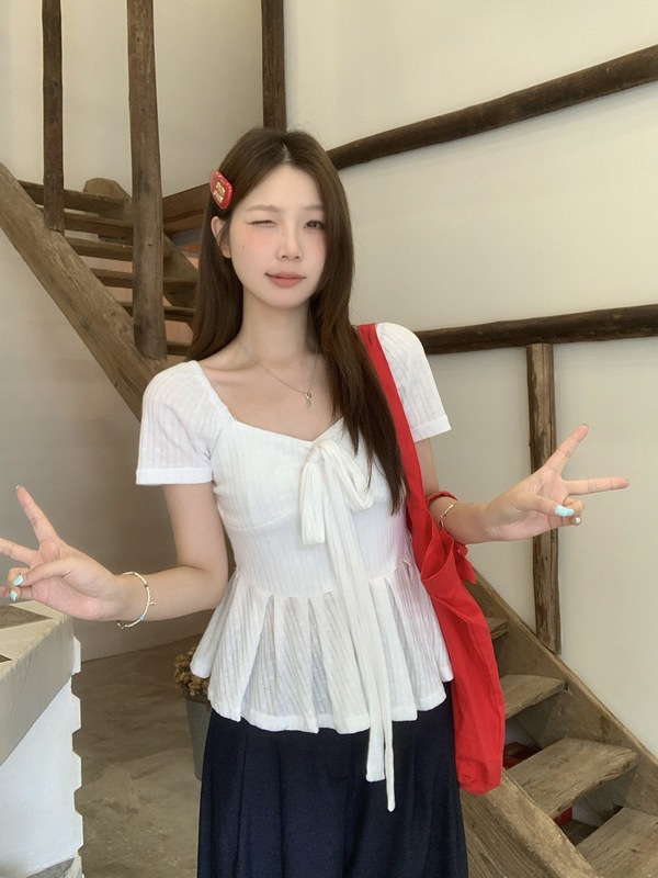 プラスサイズの太ったMMの甘い質感のスクエアネックトップは、蝶ネクタイ付きの右肩半袖Tシャツです|undefined