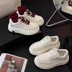 ヨーロッパ版の厚底本革白靴女性用 2025 秋の新作身長を伸ばすスニーカー軽量で多用途なスポーツとレジャーの女性用靴