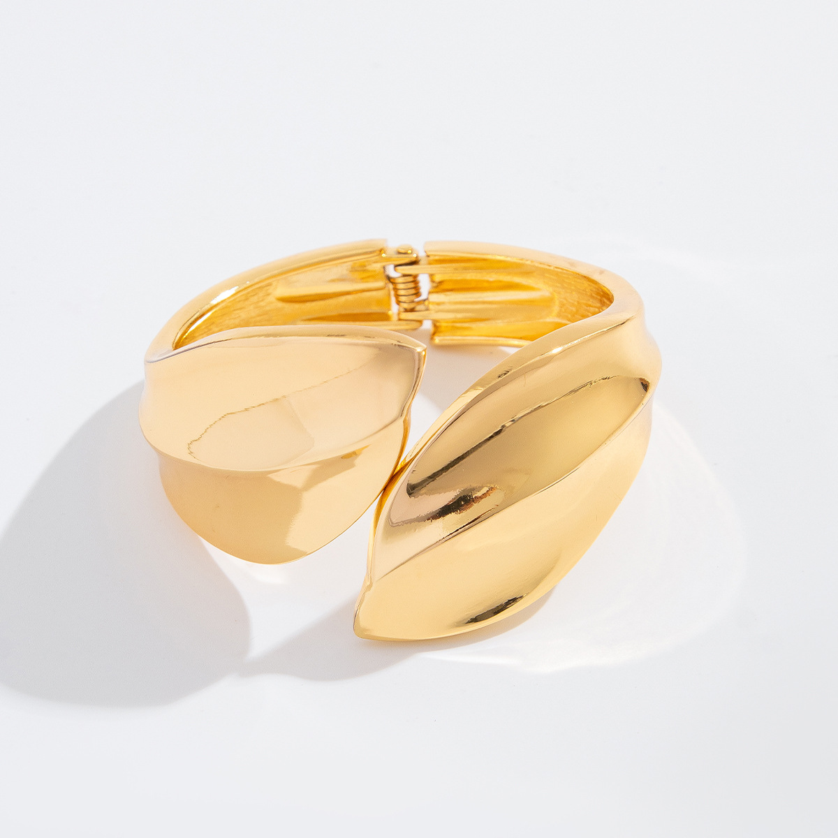 55g Weight Bangle Classification Alloy Chain Material 1 Piece Quantity Holiday, Travel Occasion Alloy Material Geometric Pattern Women's Gender Plating Design Elegant, Lady, Simple Style Style Elegant Lady Simple Style Geometric Alloy Bangles Wholesale 28