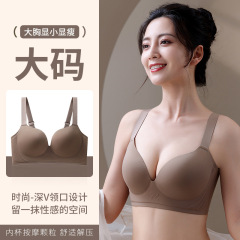 大きいサイズの下着の女性の薄いタイプの大きい胸は小さいです。