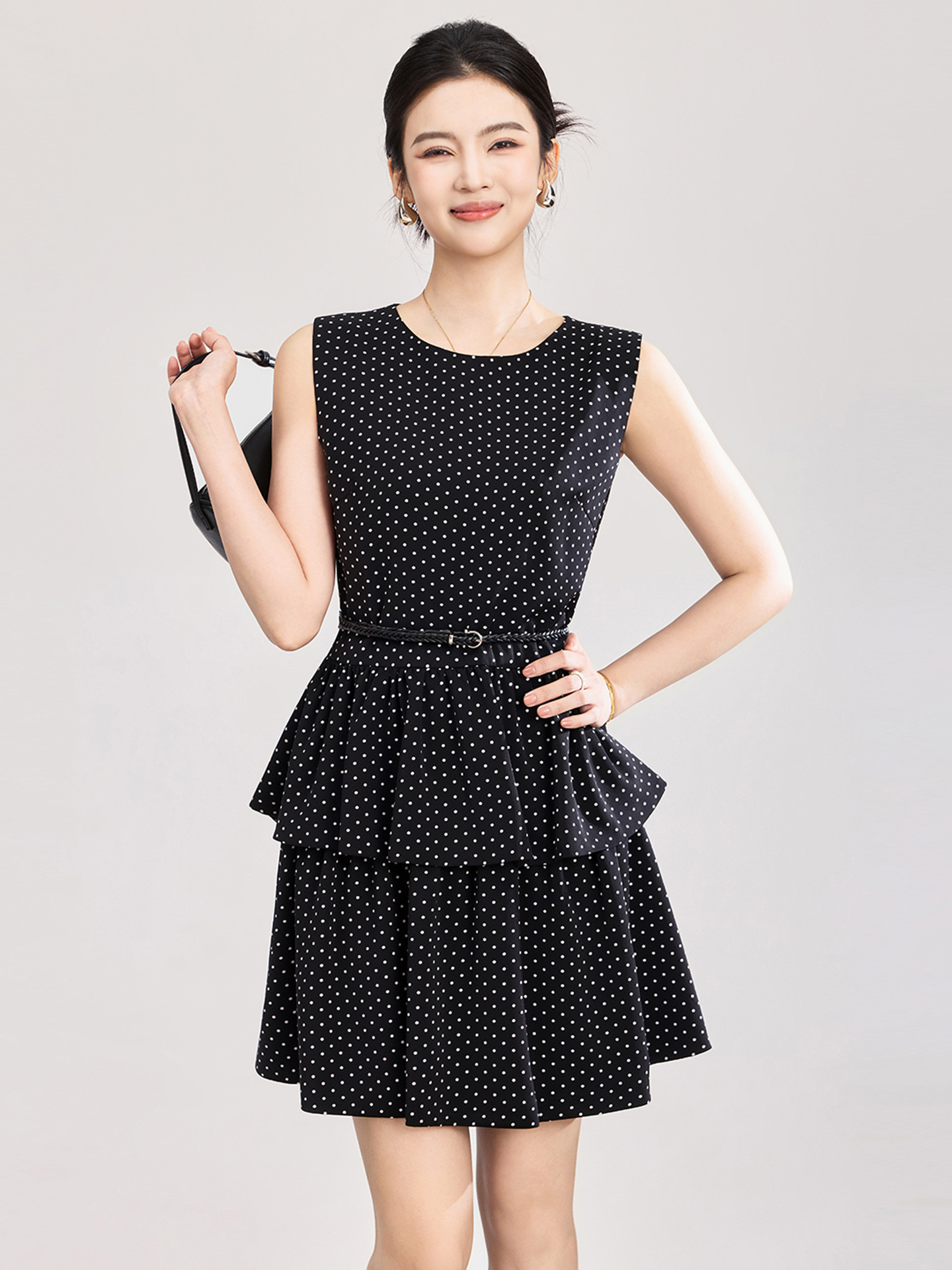 Váy ngắn satin chấm bi tay lỡ cổ vest thắt eo phong cách độc đáo — Điểm sóng Đen