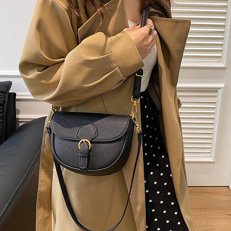 Women's Medium Pu Leather Solid Color Vintage Style Classic Style Sewing Thread Oval Magnetic Buckle Shoulder Bag display picture 5