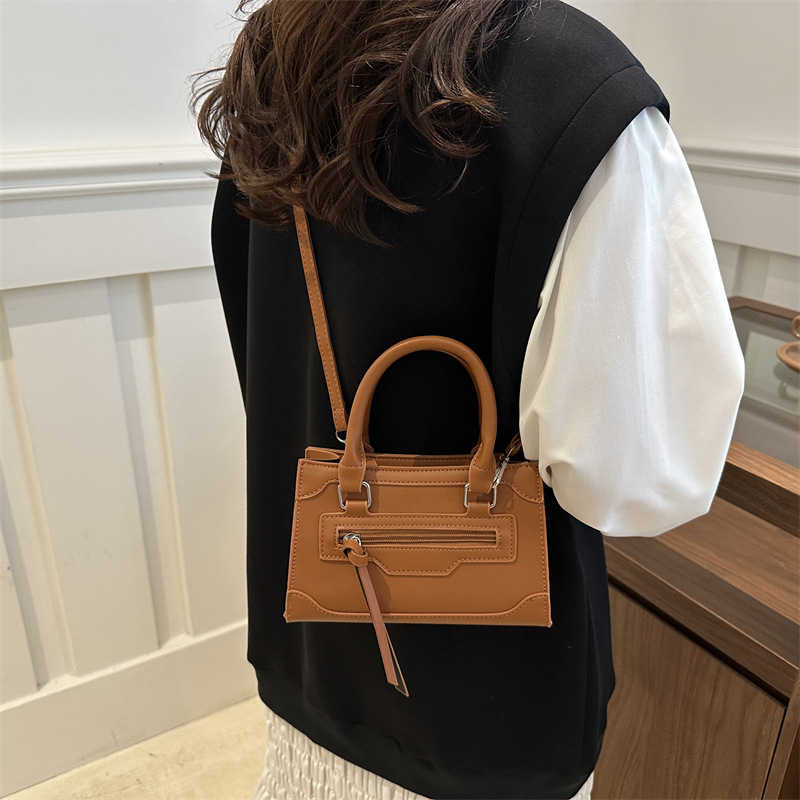 Bolso bolso femenino 2024 nuevo bolso de motocicleta retro de moda textura nicho todo fósforo bandolera