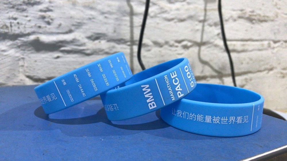 供应马拉松运动手环配速硅胶手腕带可加印LOGO促销团队识别手带