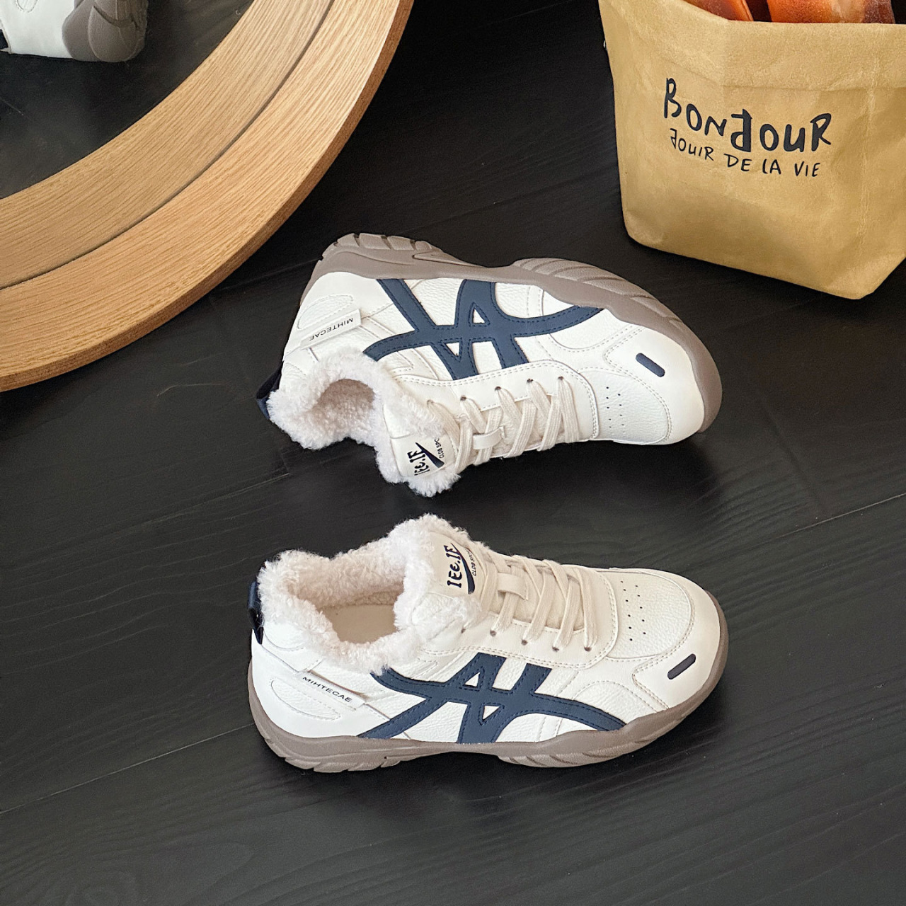 Aumentar la altura de los zapatos de entrenamiento de mujeres 2025, invierno nuevas zapatillas casuales con camisa gruesa, zapatos para padres y mujeres.