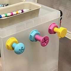 ネジのフックのアイデアは壁のドアの後ろの服のフックをフックします。