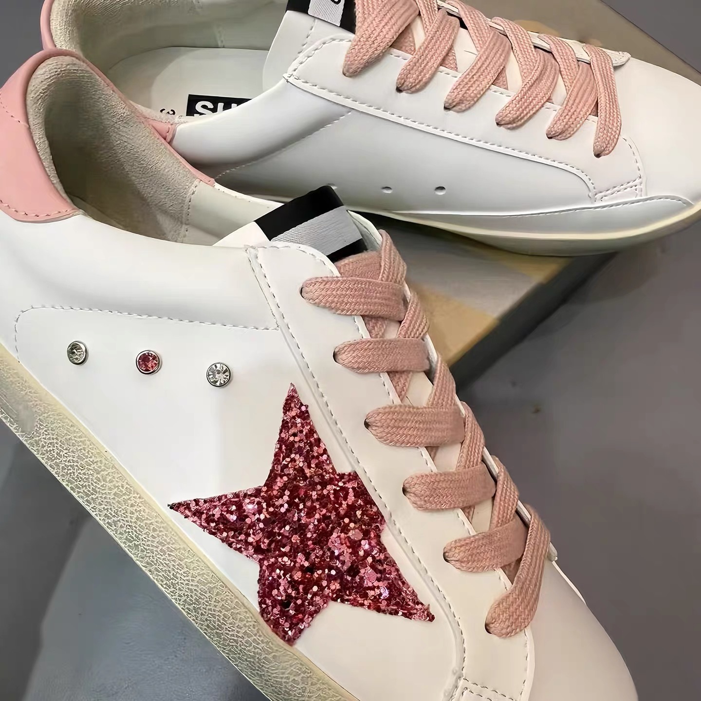 Versión mejorada de Corea del Sur GG Star Zapatos sucios de cola negra Zapatos sucios pequeños Zapatos de tabla viejos de cola plateada para mujer Zapatos casuales de aumento para hombres