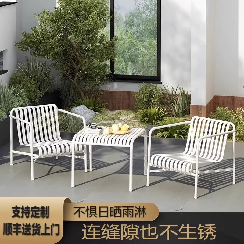 シンプルな中庭の錬鉄製の屋外テーブルと椅子、インターネット有名人のミルクティーショップ、カフェの屋外テーブルと椅子、屋外レストランのテーブルと椅子|undefined