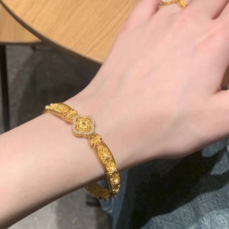 小紅の同じタイプの花の糸の腕輪の金色の軽くて豪華な百合の女性の型の素年錦の時のブレスレットの高級感のアクセサリーの装飾品の手は飾ります。|undefined