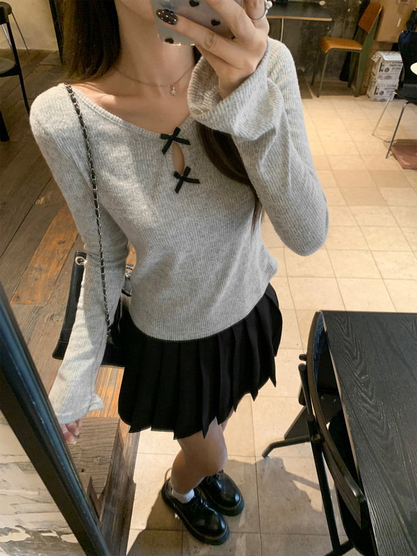 灰色V领镂空蝴蝶结设计感长袖T恤女2025年早秋喇叭袖小众气质上衣|undefined