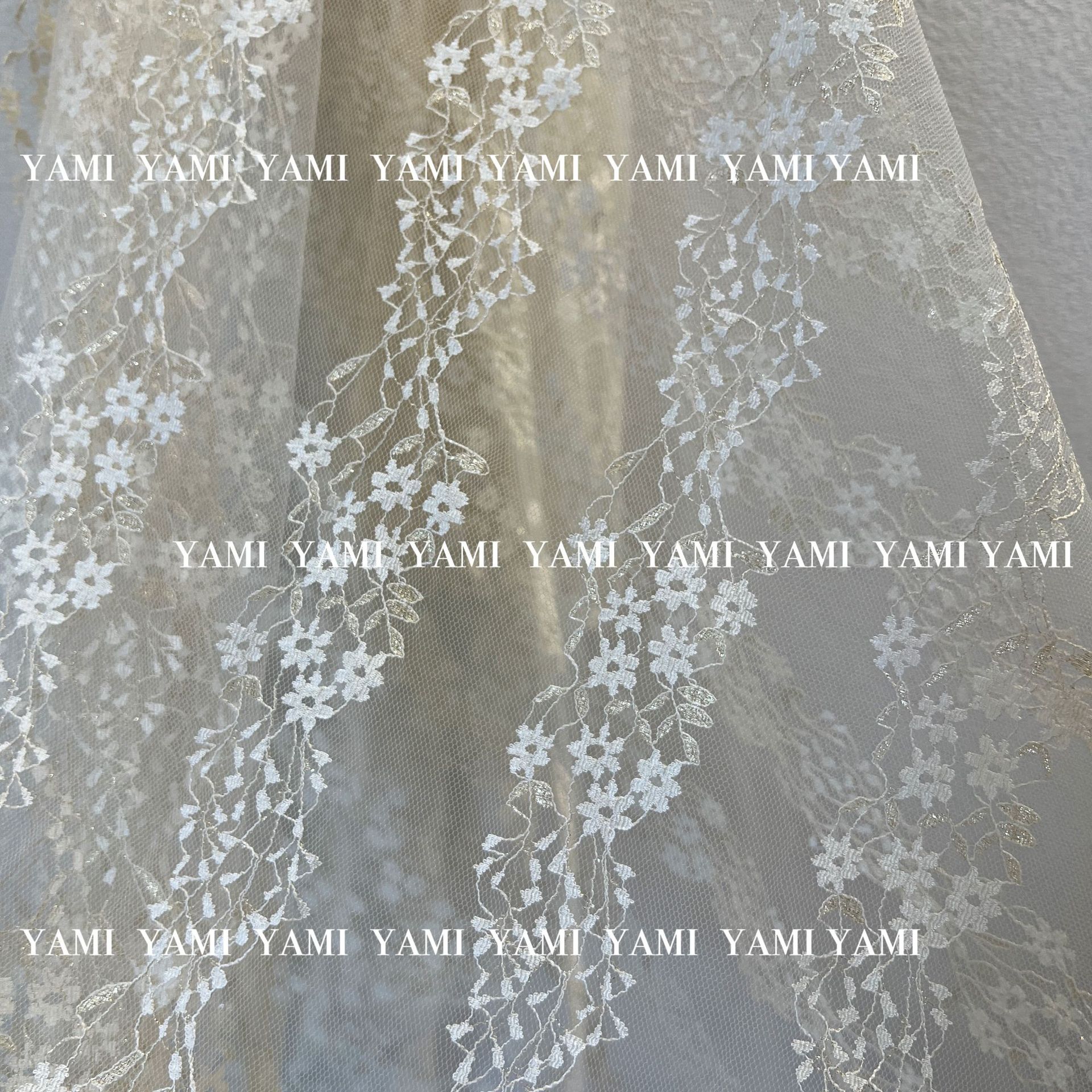 Venta al por mayor nylon encaje oro seda pequeña flor oro hilo Malla tela jacquard malla tiro Fondo tela vestido de novia