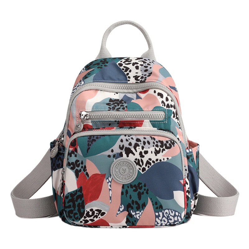 Fábrica al por mayor impermeable nylon mochila moda mujer pequeña mochila popular mediano y grande estudiantes bolsa casual