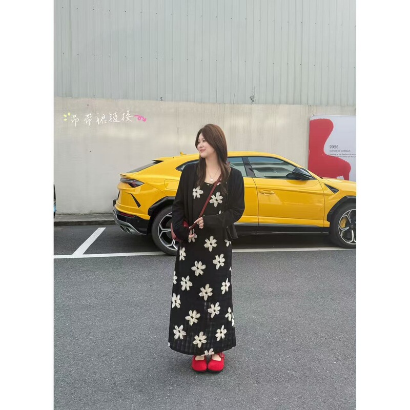 Sanya resort-style floral print camisole dress, new summer model, slimming and elegant, with a slit long skirt Sanya resort-style floral print camisole dress, new summer model, slimming and elegant, with a slit long skirt