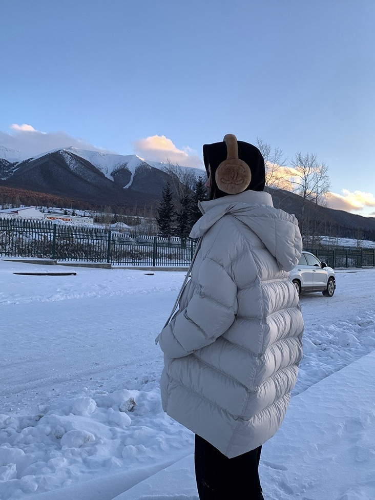 Nube puff suave 90 chaqueta de plumón blanco para mujeres largas rodillas largas gruesas sueltas 2025 nuevo