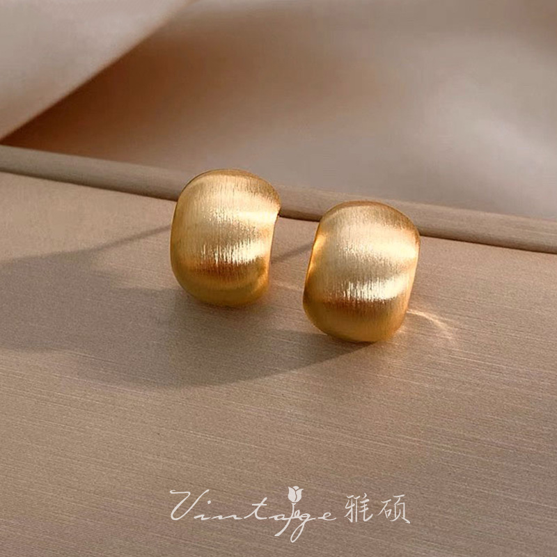 골드 브러시드 C자형 귀걸이