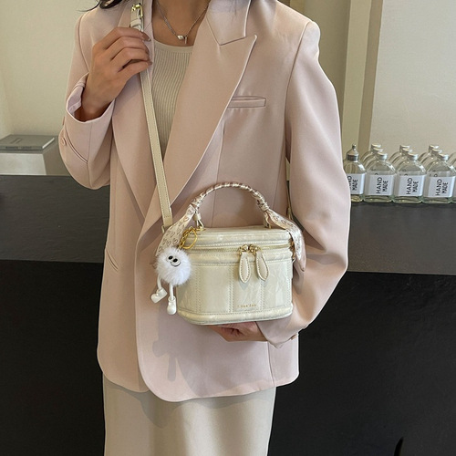 Internet celebrity small bag for women 2024 spring and summer new Korean style fashionable one-shoulder small square bag niche design crossbody bucket bag