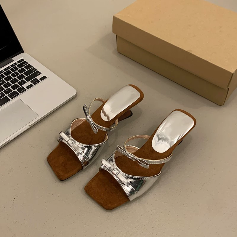 Французские банты на каблуках сандалии женский 2025 летний новый стиль носить квадратные сандалии с юбкой на высоком каблуке