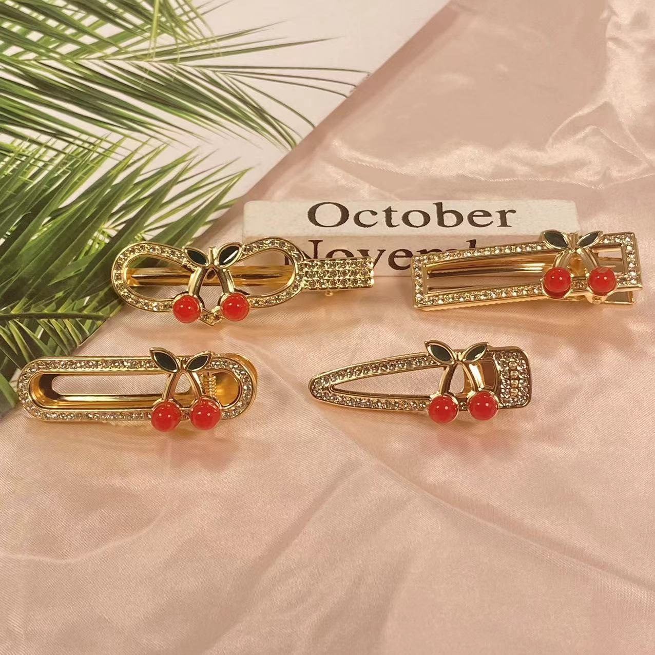Barrette cheveux cerise dorée avec strass accessoire élégant_voghion.com