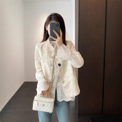 新中国式重工刺繍国風女装馬甲はベストを重ねて着ています。