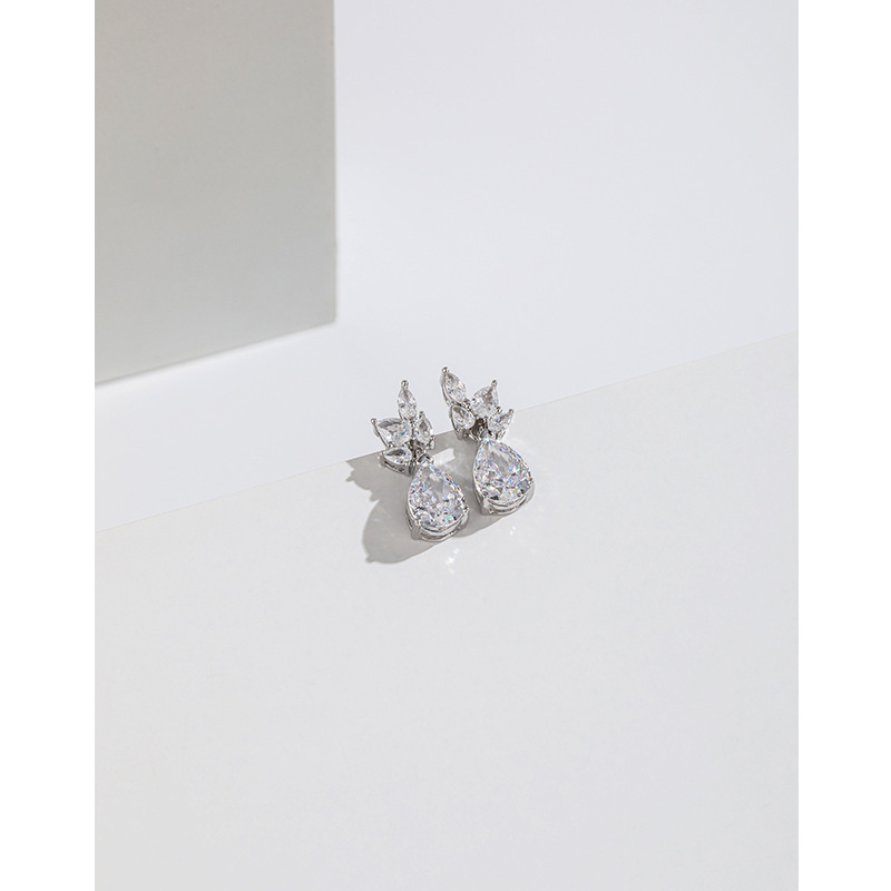 S925 plata esterlina Diamante de alto carbono diamante cuadrado aretes nicho femenino temperamento hielo flor Corte pendientes cuadrados exquisitos pendientes de alto grado