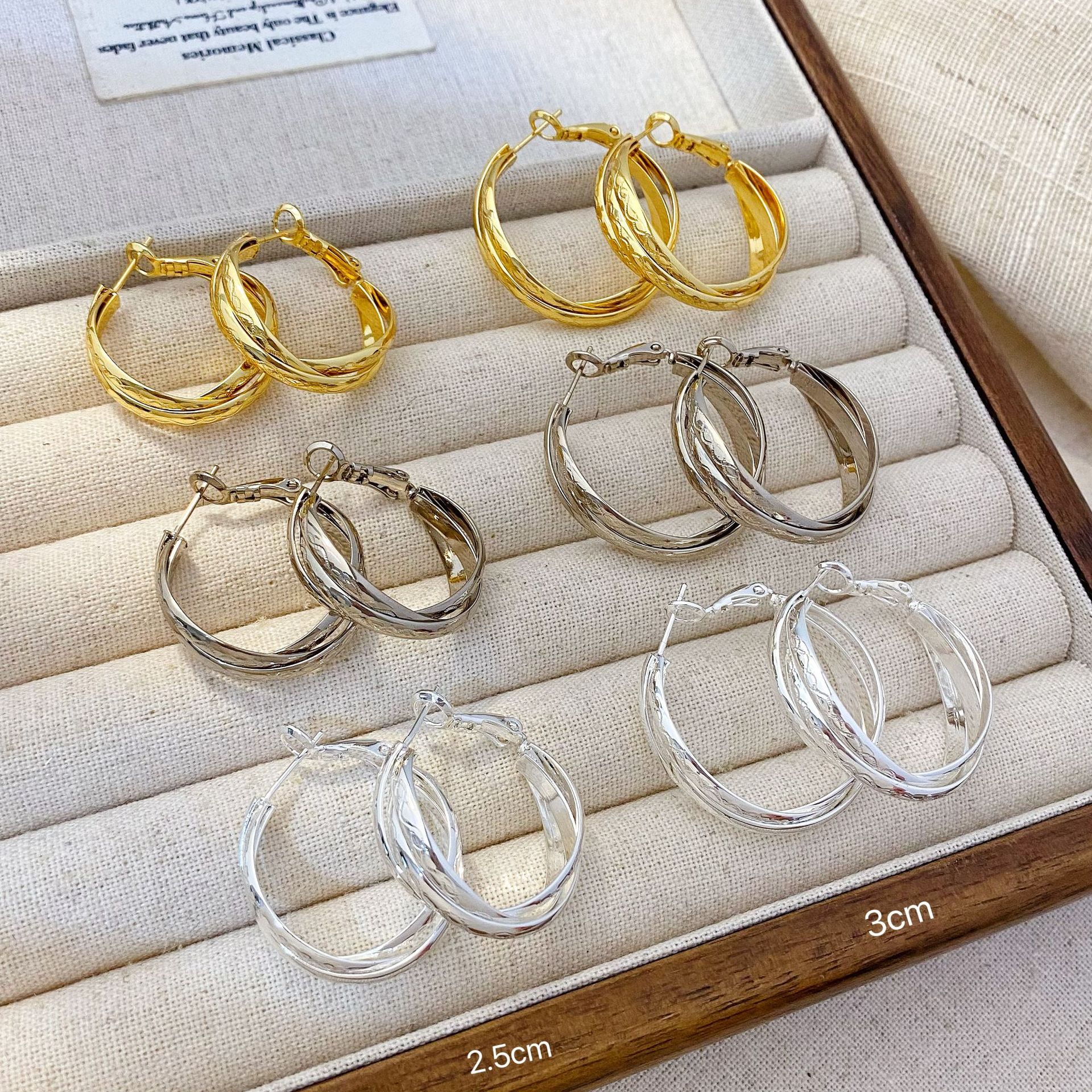 Copper-plated with real gold, European and American fashion, multi-layered twisted texture earrings, new and unique, stylish and elegant earrings for women