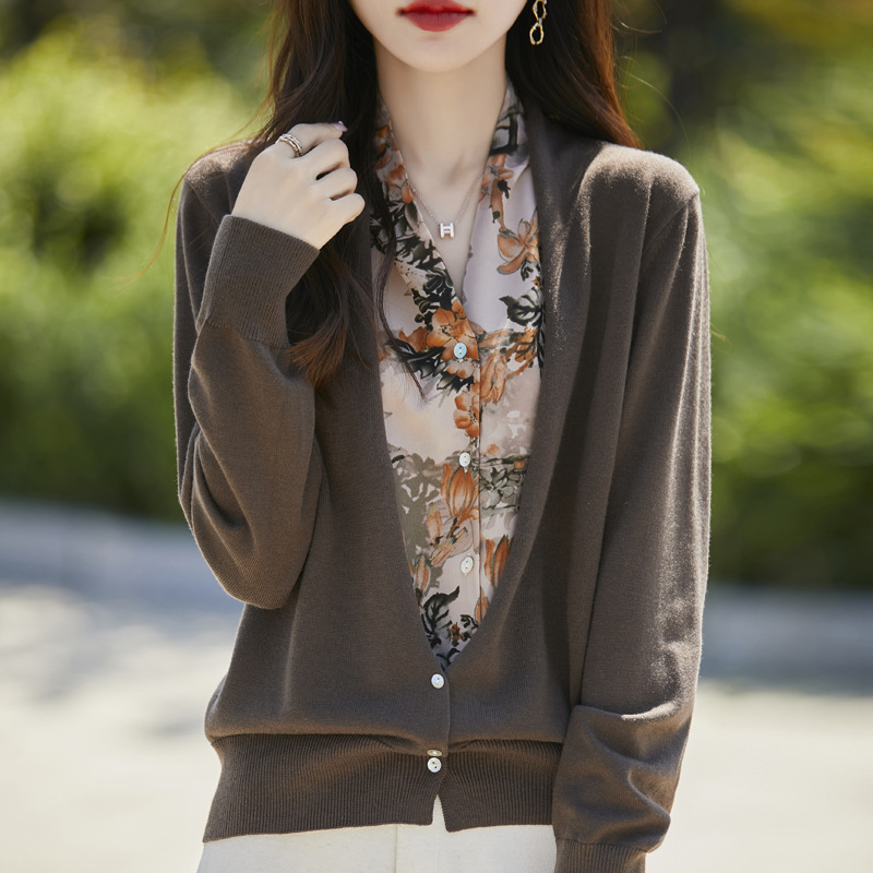 V-Neck Outwear Women's Spring & Fall New Fake Two-Piece Floral Plus Size Women's Autumn and Winter Knitted Cardigan Sweater Wholesale