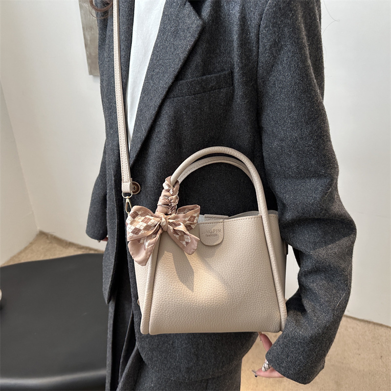 2024 invierno nuevo este año popular cubo de agua portátil de viaje versátil cesta de verduras de gran capacidad bolso de hombro de mujer