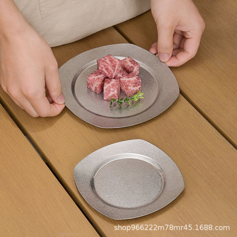 レトロな日本式ステンレス皿は商用で古い円形の食事皿を作ります。|undefined