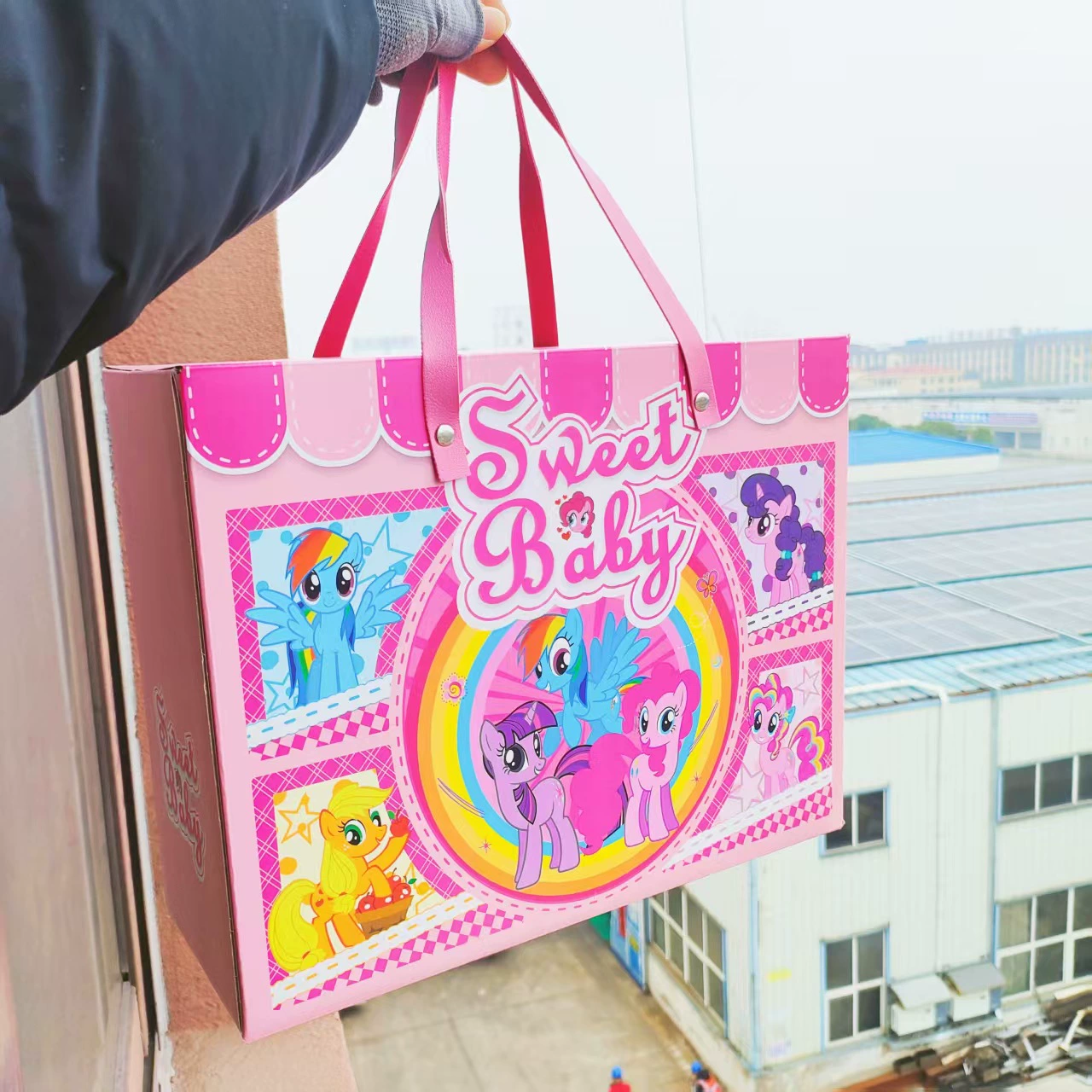 Children's cartoon gift bag, handheld party favor box, cute portable birthday souvenir