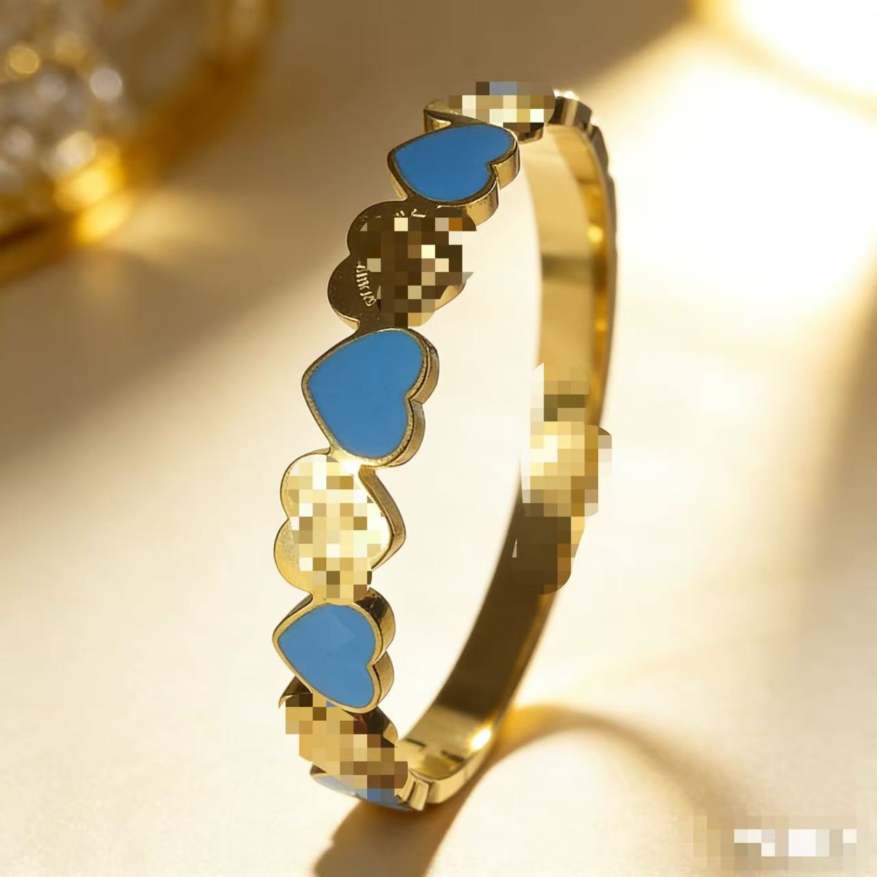 2025 新しいヨーロッパとアメリカのビッグブランドチタン鋼ブレスレット非退色ステンレス鋼ブレスレットバックルオープニングハンドジュエリー卸売