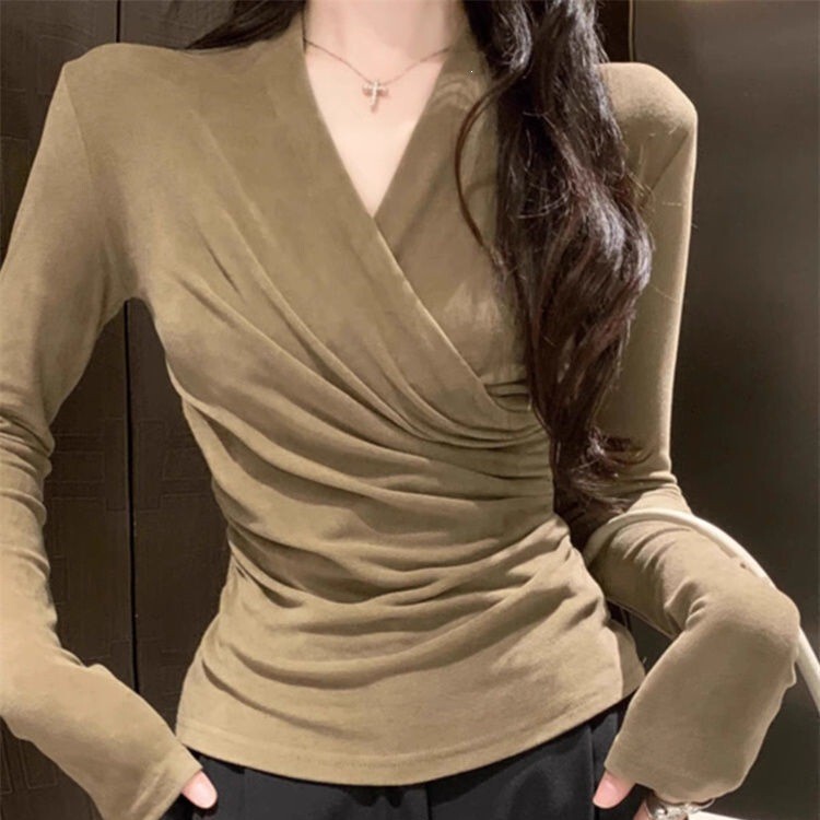 V-neck brushed base shirt for women, autumn and winter inner wear T-shirt, cross-fit slimming waist, regular shoulder, low-neck German velvet top for spring V-neck brushed base shirt for women, autumn and winter inner wear T-shirt, cross-fit slimming waist, regular shoulder, low-neck German velvet top for spring