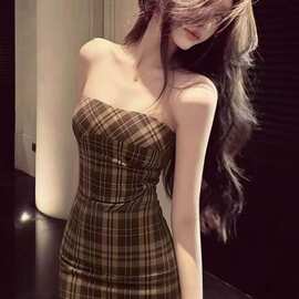 御姐风格纹抹胸连衣裙女2026夏复古轻熟风女神范感显瘦包臀裙