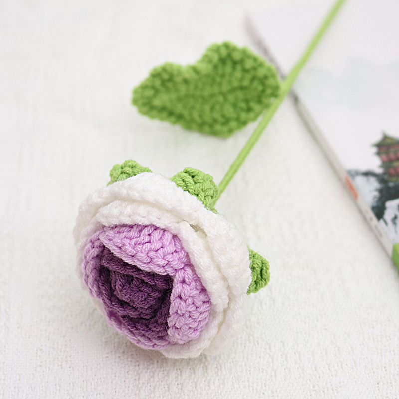 완성 된 보라색 그라디언트 로즈