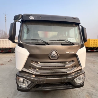 跨境出口重汽HOWONX6x4自卸车371马力矿山渣土运输后八轮自卸卡车