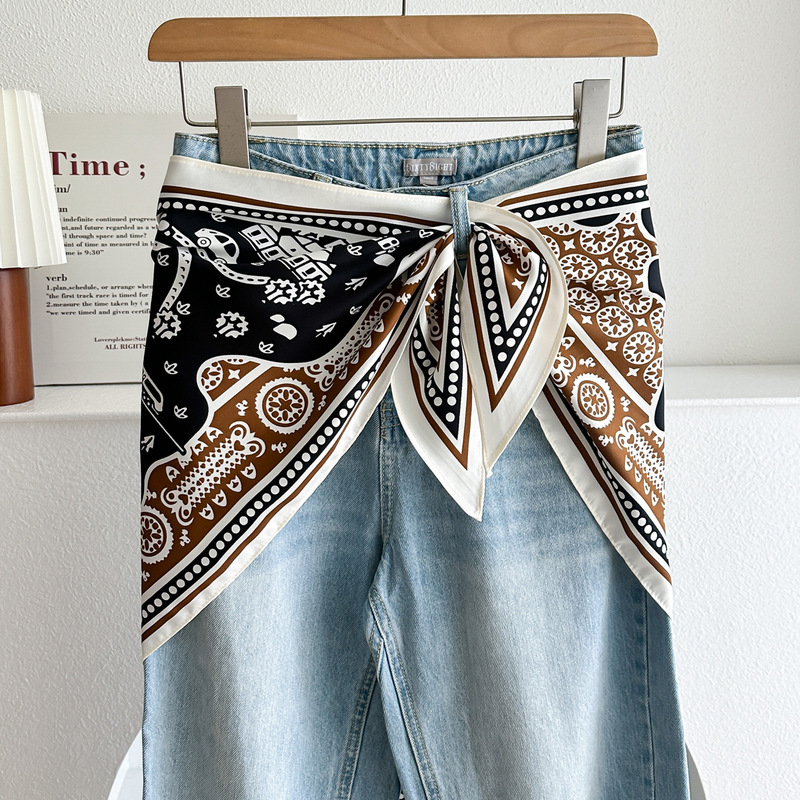 Ethnic Style Retro Black and White Paisley Triangle Scarf for Women Paired with Shorts, Waist Silk Scarf, Spring and Autumn Headscarf Ethnic Style Retro Black and White Paisley Triangle Scarf for Women Paired with Shorts, Waist Silk Scarf, Spring and Autumn Headscarf