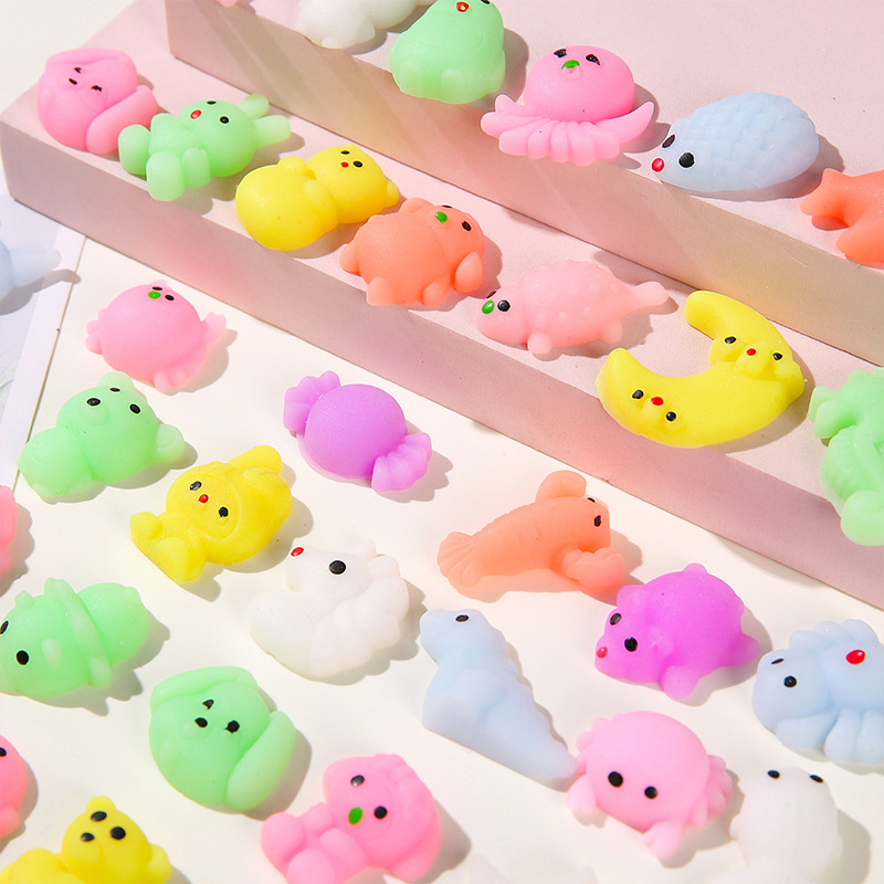 子供のおもちゃのかわいい動物の団子はつまみます。|undefined
