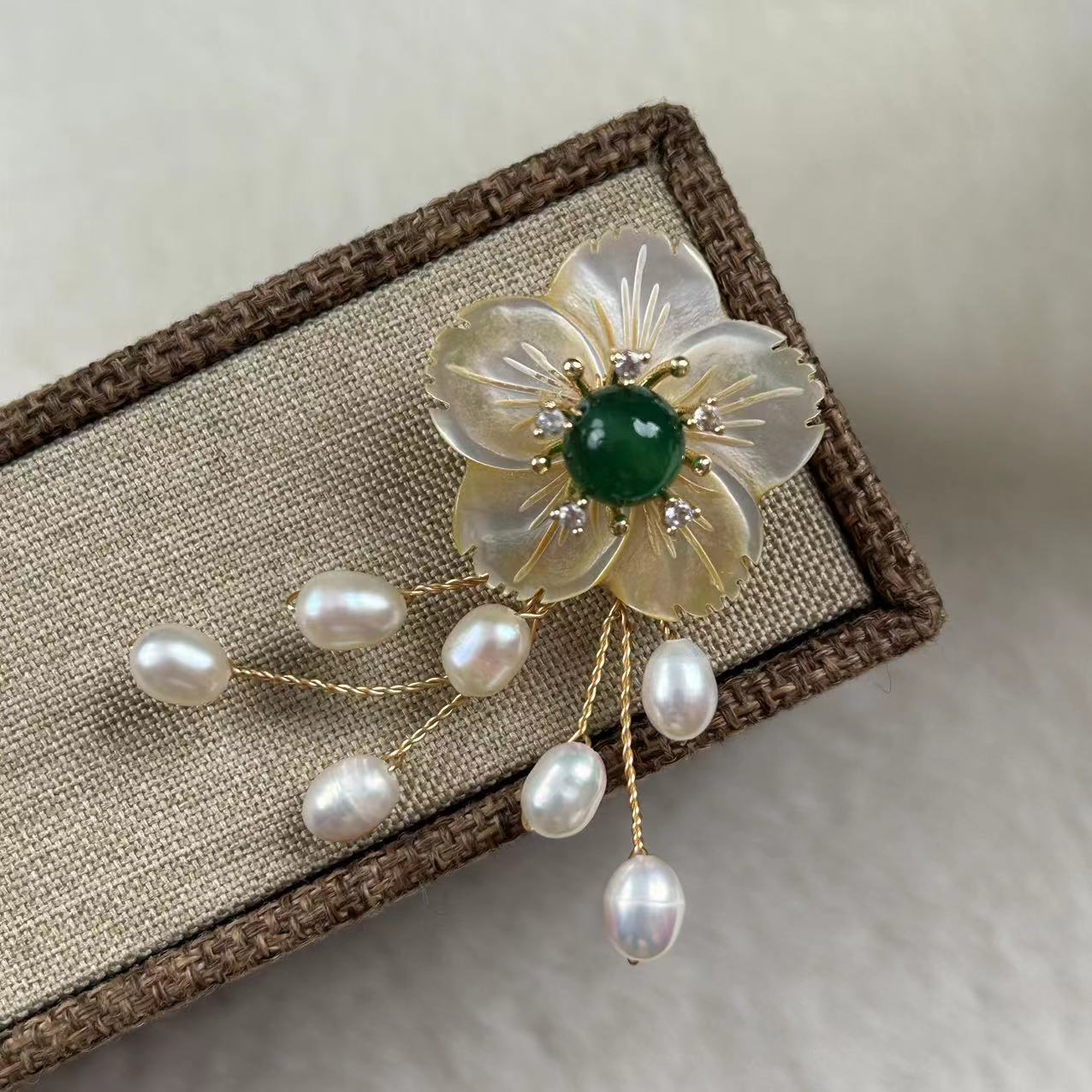 2024 New retro Emerald ins style Shell Flower light luxury brooch jewelry for women