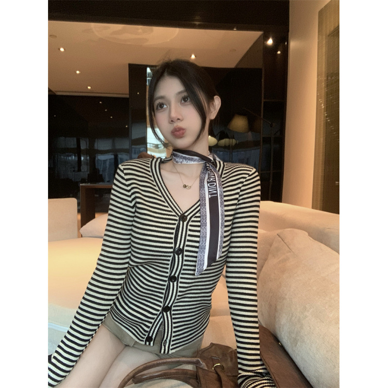 Real Shot, Real Price, Black Gold Fine Glitter Stripesd V-Neck Imported Machine Elegant Slim Long-Sleeved Cardigan with Scarf Real Shot, Real Price, Black Gold Fine Glitter Stripesd V-Neck Imported Machine Elegant Slim Long-Sleeved Cardigan with Scarf