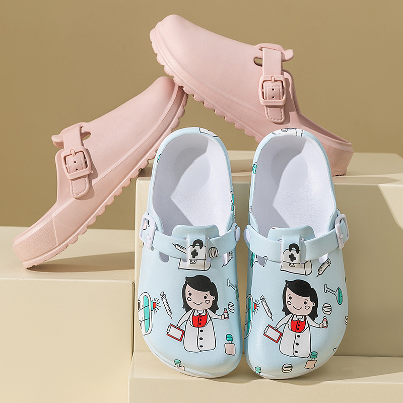 Zapatillas de quirófano al por mayor estudio de laboratorio de hombres punta cerrada zapatos protectores de fondo suave dibujos animados creativos zapatos de moda de mujer enfermera