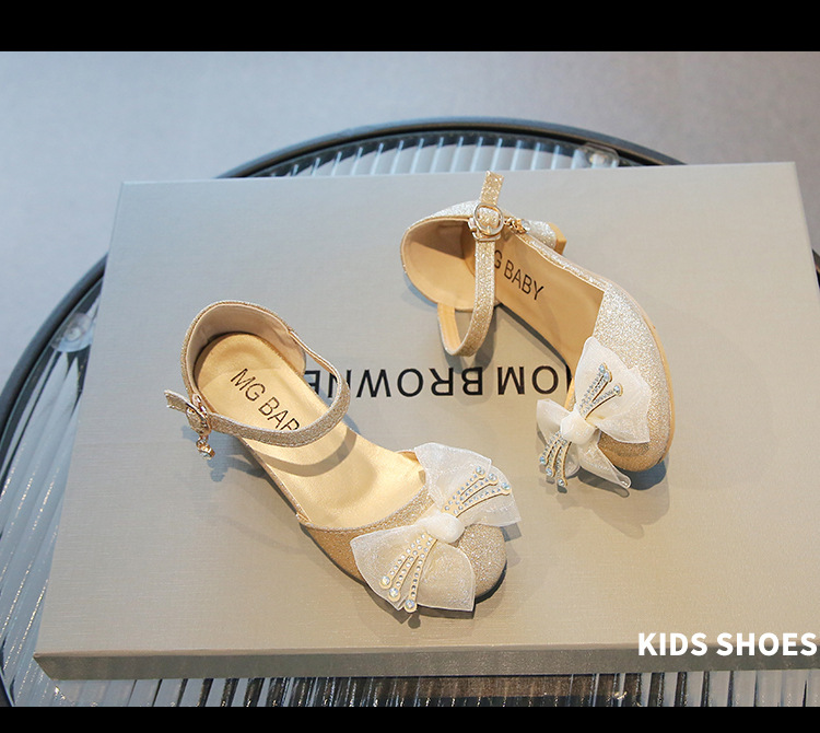 Versione coreana di tacchi alti e spessi con fiori alla moda e dolci, sandali per ragazze nuove estate 2023, scarpe per bambini_voghion.com
