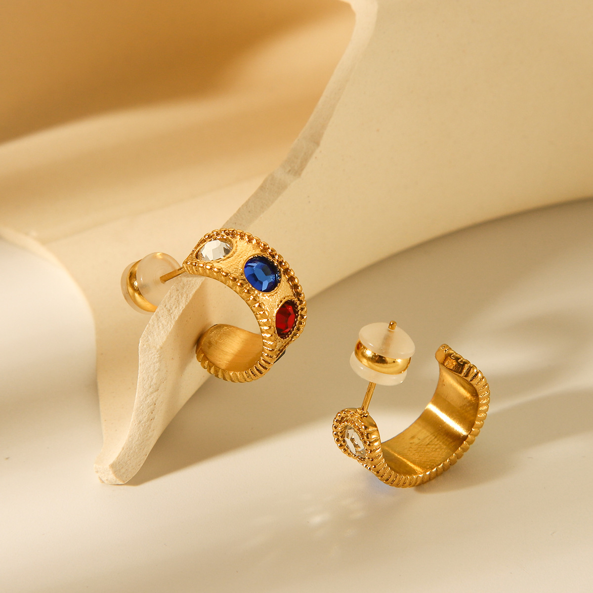 Transfronterizos Europa y América 18K oro C tipo de acero inoxidable titanio pendientes de piedra de diseño ligero lujoso temperamento retro pendientes de acero de titanio para mujeres