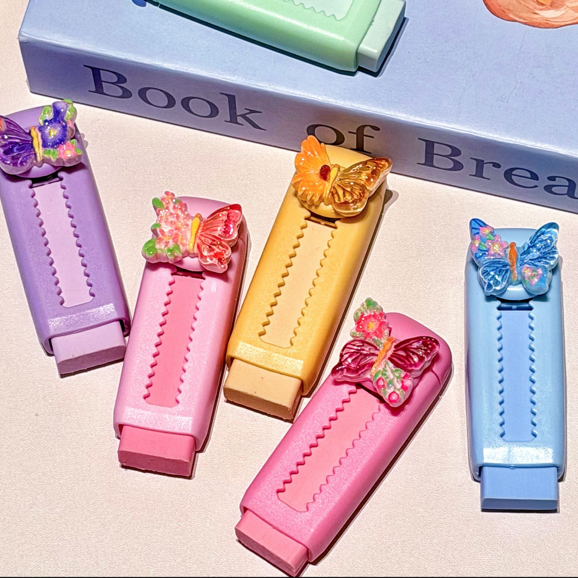 Papelería de dibujos animados de color mariposa empujando y tirando borradores de lápiz limpio borradores de lápiz limpio borradores de lápiz limpio